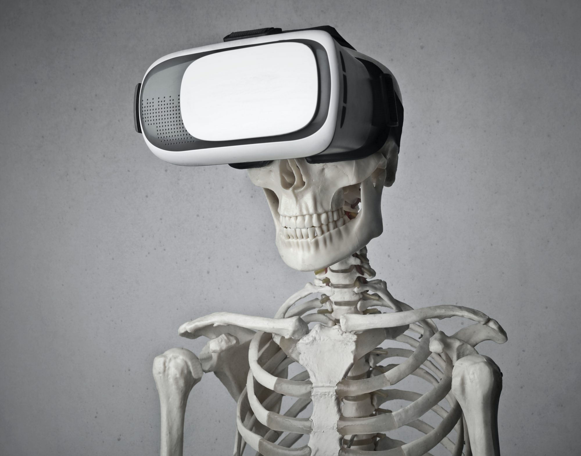 Skelett mit VR-Brille